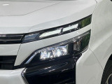 【LEDヘッドライト】悪天候や夜間走行時も良好な視界を確保し安心して運転できる高輝度LEDヘッドライトを装備!点灯速度が早く、消費電力も抑えられています。