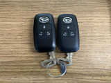 【スマートキー】 スマートキーを携帯していれば、ドアハンドルのボタンを押してロックの解除ができ、パワースライドドアもワンタッチで開閉できます。