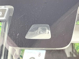 【スマートアシスト】走行中に前方の車両等を認識し、衝突しそうな時は警報とブレーキで衝突回避と被害軽減をアシスト。より安全にドライブをお楽しみいただけます。