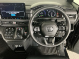 【ハンドル】運転にかかわる様々な操作を安全に行えるように視点移動が少なく操作性に配慮されたスイッチ類が凝縮されたコックピットです。
