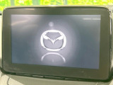 【マツダコネクトナビ】車内の雰囲気にマッチした一体型タイプのナビ。各種車輌設定やBluetooth再生等、様々な機能が楽しめます。直感的なダイヤル操作が可能で、使い勝手も良好です。