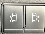 【ハンズフリー機能付き両側パワースライドドア】スライドドアの下に足先を入れてすぐ引くと、自動的にスライドドアが開閉します!荷物で両手がふさがった状態でも、ドアの開閉ができてとっても便利!