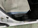 痛みの出やすい運転席シートの角、フロアマット、座面、ともに良好です
