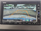 駐車時の安全確認をサポートするバックカメラも使用できます。インターナビで様々な情報を得ることもできます。