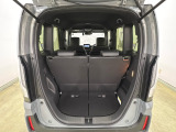 開口部も広く荷物の積み下ろしもしやすいお車となっております。シートの背もたれは5:5の割合で背もたれを可倒でき、前後のシートスライドもできるので荷室をひろげることができます。
