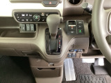 足元スッキリ、インパネシフトです。パーキングブレーキは電子制御パーキングブレーキタイプなので、運転席と助手席の間がスッキリしています。