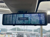 【デジタルインナー三ラー】後席の大きな荷物や同乗者で後方が確認しづらい時でも安心!カメラが撮影した車両後方の映像をルームミラー内に表示。クリアな視界で状況の確認が可能です!