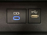 こちらのクルマはUSB接続コネクタも装備されています♪スマホの充電などにお使い下さい。ご旅行中での充電切れも、これなら心配いりませんね!