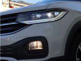 LEDヘッドライト(オートハイトコントロール機能、LEDポジションランプ付)