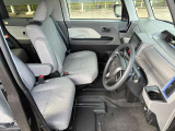 運転席ロングスライドシート。後席のチャイルドシートに座らせた子供を下ろしてあげる時、あるいは助手席側をぴったり寄せて助手席の人も運転席側から降りたいときなど、使い方が広がる装備です