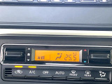 【オートエアコン】一度お好みの温度に設定すれば、車内の温度を検知し風量や温度を自動で調整。暑い&hellip;寒い&hellip;と何度もスイッチ操作をする必要はありません。快適な車内空間には必須の機能ですね♪