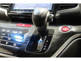 インパネシフトだから視線の移動も少なく足元もスッキリ♪運転席もゆったりしているのでゆとりを持ってドライブできますね!