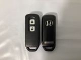 スマートキーを装備しています。鍵を差し込むことなくドアロックの開け閉めと、スタートボタン操作でのエンジンスタートができます。スペアキーも同じものを用意しております。