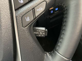 前方の車との車間を設定し、スピードを上げたり緩めたりを自動で行ってくれる追尾式の「レーダークルーズ」。上級装備の一つです!高級車にしかつかない嬉しい機能です。