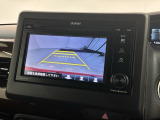 リバースギアに入れるだけで後方の表示へ切り替わります。夜間や雨の日の駐車も楽になりますよ。