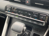 【オートエアコン】一度お好みの温度に設定すれば、車内の温度を検知し風量や温度を自動で調整。暑い&hellip;寒い&hellip;と何度もスイッチ操作をする必要はありません。快適な車内空間には必須の機能ですね♪