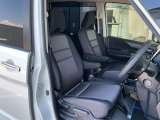運転席と助手席はアームレストがついていますのでゆったりお座りになられます。