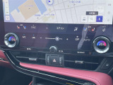 【 左右分離型フルオートエアコン 】運転席と助手席でそれぞれお好みの温度設定が可能で全席にも適切な空調をお届け致します!//
