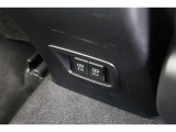 後部席へ乗車して携帯電話などを充電する時に前から配線を伸ばすとごちゃごちゃして邪魔になりがちですよね。そんな煩わしさを解消する後席側USBポート☆
