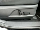 運転席パワーシート(スライド、リクライニング、リフター)がついています。