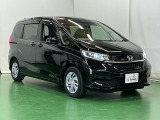 狭い駐車場でも、スライドドアならチャイルドシートへのお子さまの乗降や荷物の積載もスムーズ。とても便利な【両側電動スライドドア】ドアハンドを少し引くだけでリアドアが自動開閉します。