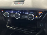 フルオートエアコンディショナーとなっております。運転席と助手席でそれぞれで温度設定ができますので、快適にドライブをすることができます。