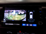 バックカメラの画像です。ガイドラインがスムースな車庫入れをサポートいたします。車庫入れの安心感がアップしますね。