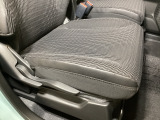 運転席にはドライバーの体型や好みに応じて前後方向だけでなく、高さの調整ができるシートリフターを装備!