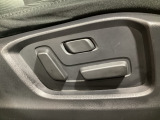 運転席にはパワーシートを装備!シート位置を記憶するメモリー機能付きなのでご夫婦で2名分セットすると便利です♪