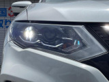 【LEDヘッドライト】悪天候や夜間走行時も良好な視界を確保し安心して運転できる高輝度LEDヘッドライトを装備!点灯速度が早く、消費電力も抑えられています。