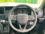 インテリアに合わせたデザインのステアリングは、運転される方のことも考え、運転しやすい形状、大きさです。是非一度、実際に触ってお確かめください。
