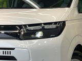 【LEDヘッドライト】悪天候や夜間走行時も良好な視界を確保し安心して運転できる高輝度LEDヘッドライトを装備!点灯速度が早く、消費電力も抑えられています。