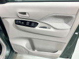 【運転席ドア】ボトルホルダーや収納ポケットが付いているので運転席周りもスッキリ保てます★