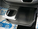 引き出して大きめトレーとして、しまったままでも小物置きとして、運転席からも助手席からも自在に使えるドリンクホルダー付のトレーです。