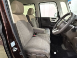 座面も厚みがあり背もたれも高く、広い足元にゆったり座れるシートです。運転席と助手席の間が空いている為、助手席側への移動がスムーズです。交通量の多い道でも助手席側から乗り降りができます。