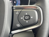 【ステアリングスイッチ】運転中、前方から目線をそらさずにオーディオ等の操作ができるよう、適切に配置されたスイッチ類。安心&快適なドライブを演出してくれる便利な機能です。