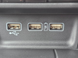 オーディオ再生やスマートフォンの充電に便利なUSBジャックを装備しています。