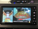 【パノラマモニター】 上から見下ろしたような映像が、運転の不安を軽くします。
