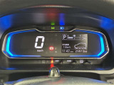 一目で今出ている速度が分かるデジタルメーターを採用しており、うっかりのスピード超過も減りますよ
