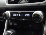 車内の温度管理に便利なオートエアコン☆