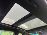 【ガラスルーフ】ガラスルーフ搭載で車内の解放感が一気にアップ!開放的なドライブをお楽しみいただけます。