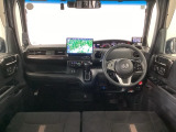 【前方視界】開放的な前方視界!運転がしやすく疲れにくいです♪窓が大きく、見通しがとっても良いおクルマですよ♪
