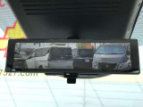 【インテリミラー】車両後方にあるカメラの画像をルームミラーに映し出します。シーンに応じて液晶モニターとミラーとを任意に切り替えることもできます