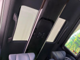 【ガラスルーフ】ガラスルーフ搭載で車内の解放感が一気にアップ!開放的なドライブをお楽しみいただけます。