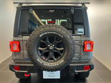 後方からのビジュアルも一目でWranglerとわかるデザインです。バックフォグランプも標準装備!