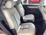 2列目シートは独立したキャプテンシート。運転席部と同じような厚みをもたせたラグジュアリーなシートでドライブをお楽しみください。