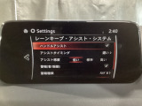 カメラが車線を認識してはみ出しそうになるとステアリングアシストが介入するレーン・キープ・アシストシステムを装備しております。お好みで作動・非作動の設定も可能です。