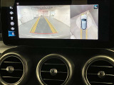【全方位型モニター】クルマを上空から見下ろしているかのように、直感的に周囲の状況を把握できる全方位型モニター。狭い場所での駐車でも周囲が映像で確認できます。