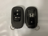 スマートキーを装備しています。鍵を差し込むことなくドアロックの開け閉めと、スタートボタン操作でのエンジンスタートができます。ボタン操作でトランクが開けられる電動テールゲートのボタンもついています。