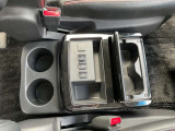 カップホルダー装備でお飲み物が手の届くところに置け便利♪USB給電も付いてます。